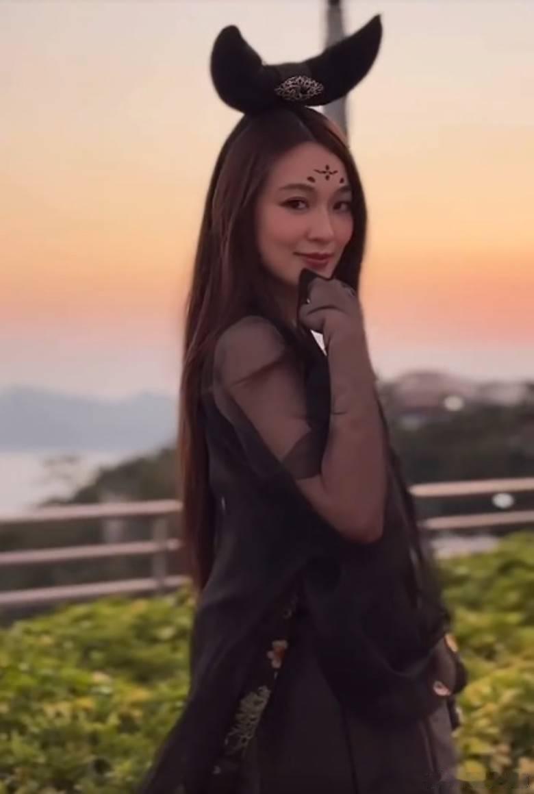 蔡潔化身最美「黑山老妖」　蔣祖曼扮寧采臣.萬聖節將至，藝人蔡潔近日於社交網分享與