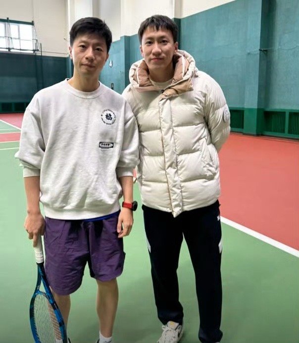 马龙去打网球了天津女子网球队体能教练张福浩分享与马龙合影，从照片里看，马龙拿着网