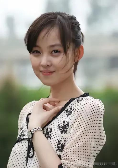这美女曝光率不高，却惊艳无比，十分耐看。名字不好记，也不好读。#美女明星照分享#