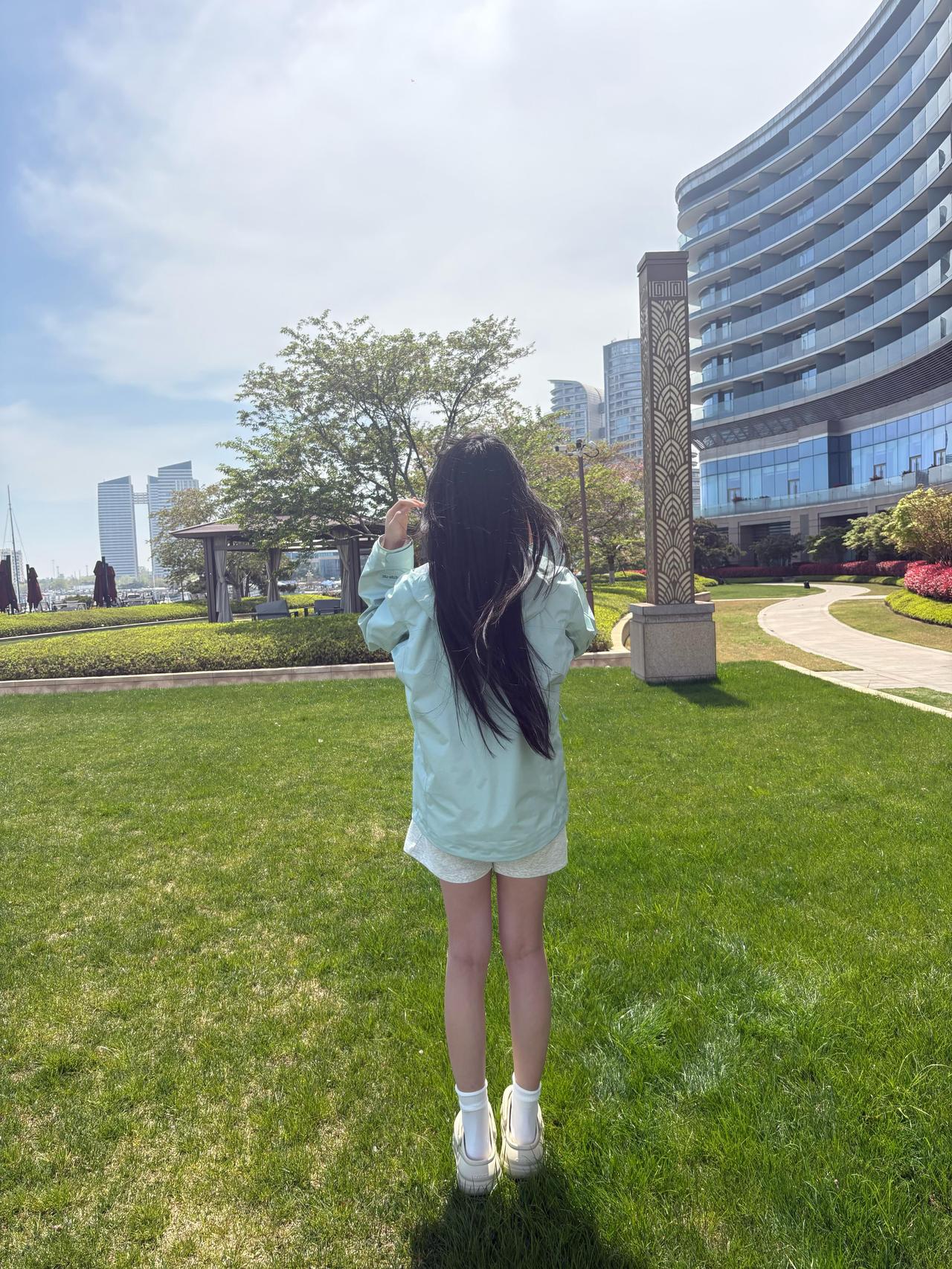 想念一个人
是一件淡淡的事情

想到你

不是撕心裂肺，
不是哭天喊地。
就是有