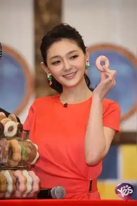 大S的遗照不像她，雕像更不像，那么深情爱她的丈夫，跟她的娘家人，争做些不像她本人