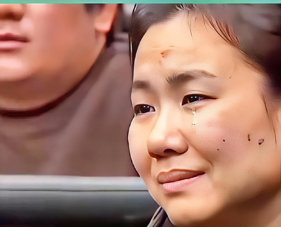 她终于知道怕了！
以前呼风唤雨的明珍珍在庭审时，
​竟然流出了一行清泪。谁能想到