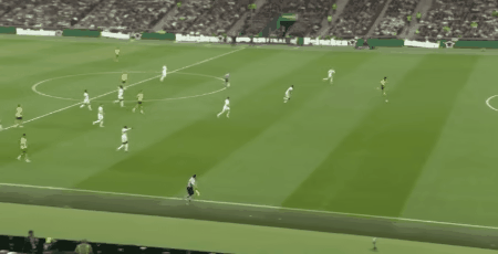 这是欧冠决赛皇马2:0战胜多特蒙德比赛中的一幕，对国内球迷来说似曾相识。
  几