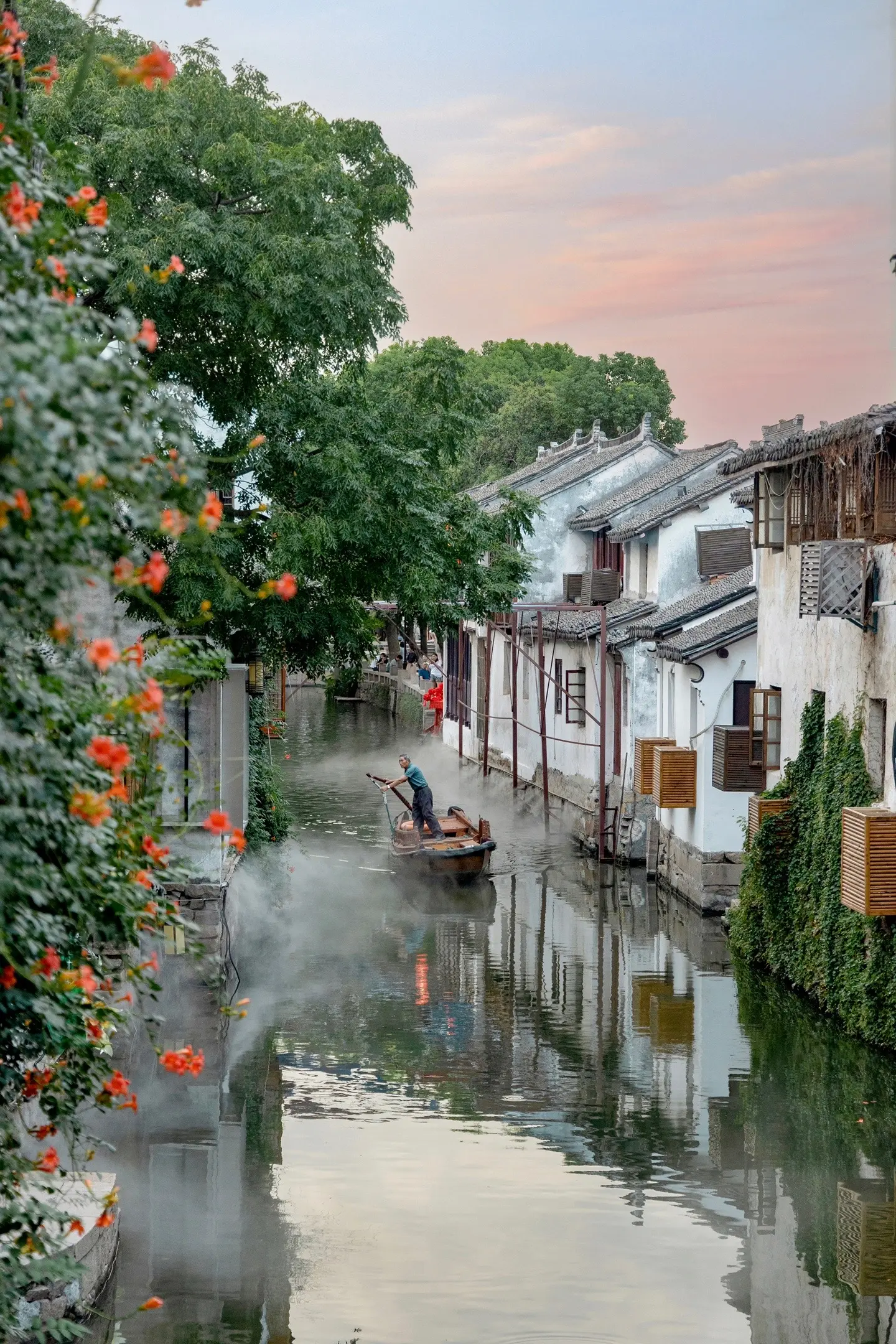 一定要和喜欢的人去一次苏州啊🛶
“君到姑苏见，人家尽枕河”
总要来趟苏州吧，听吴侬软语、看园林潺水
吹吹山塘街的晚风，走走平江路
感受最诗情画意的江南🛶
-