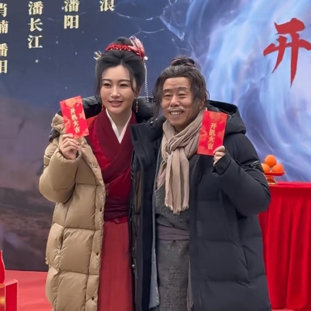 很多人没看透，年近七十的潘长江敢一头扎进短剧圈，底气全是女儿潘阳给的！2025年