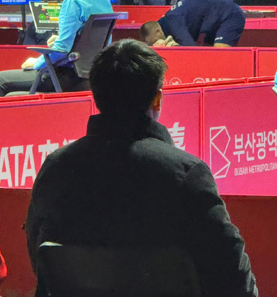 就这人你看背影可能不认识他 但是他转过头来能把你帅丝 