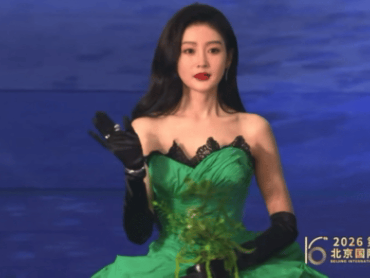 张天爱雨中绿野造型雨中绿野氛围感拉满，又美又从容，妆造气质双在线，每一帧都惊艳张