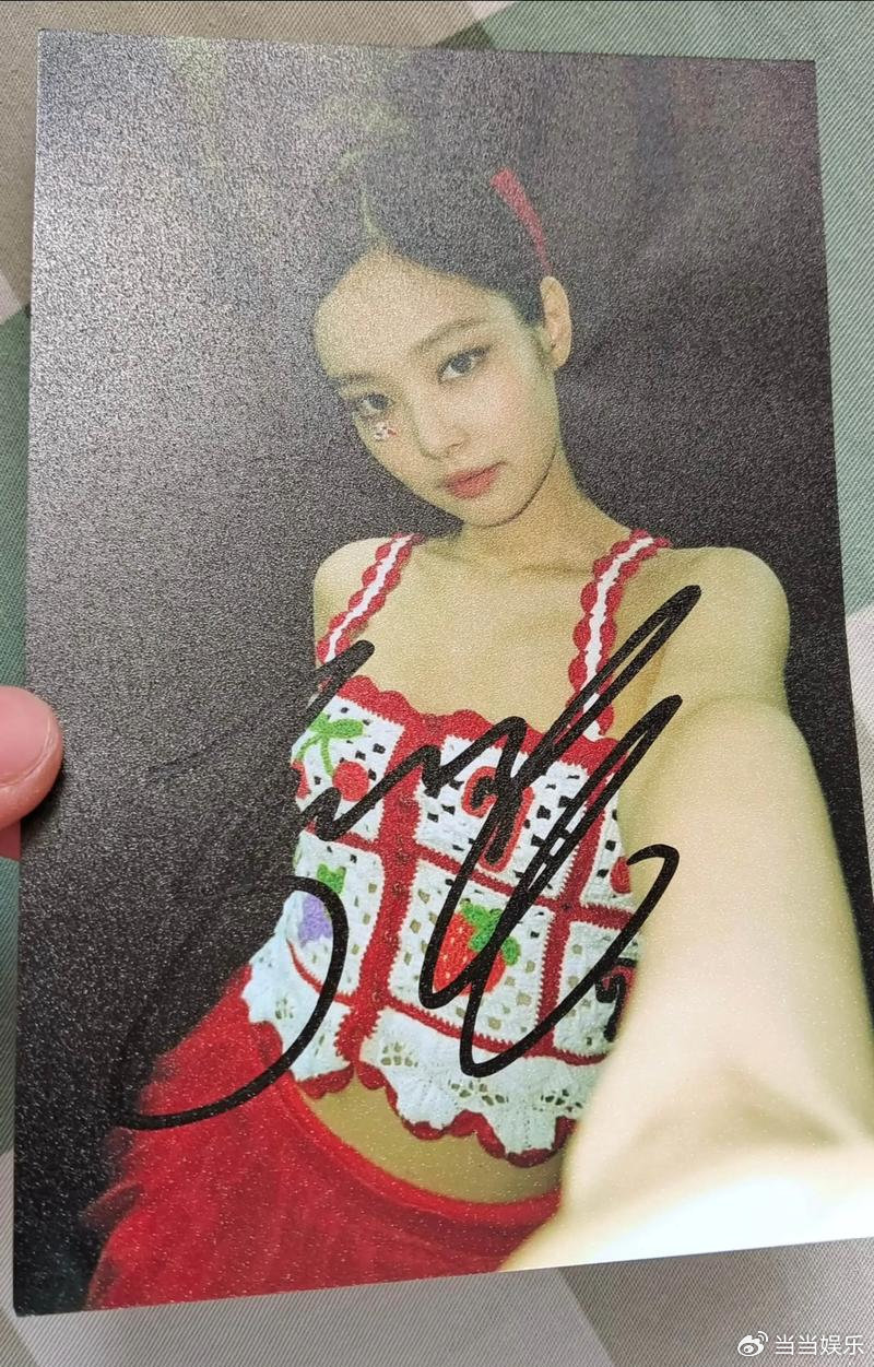 这波属实是让狗仔队集体破防了。原本是蹲着等待拍摄恋情的劲爆消息，然而，反过来却被