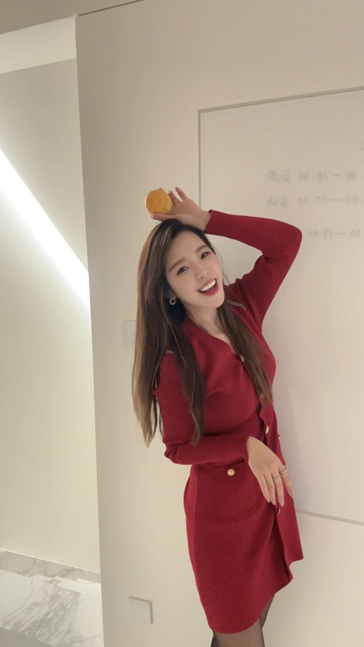 怎样穿搭知性又显身材?红红火火过新年