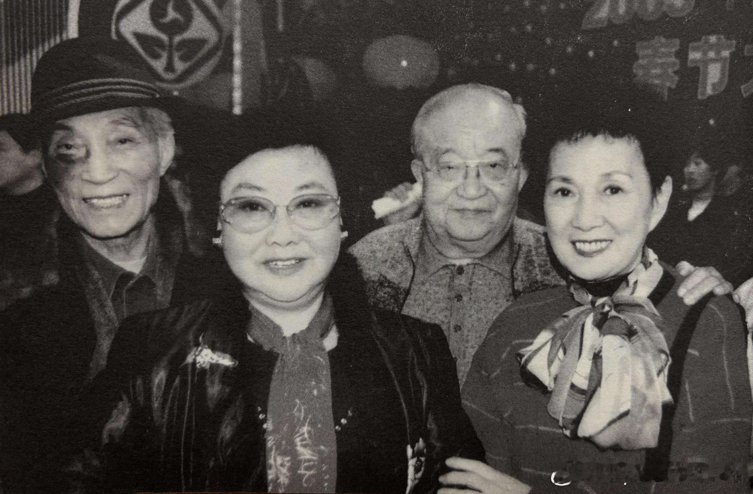 2003年中国文联举办的春节联欢会上，苏里、郭兰英、乔羽、金迪合影，他们都因电影