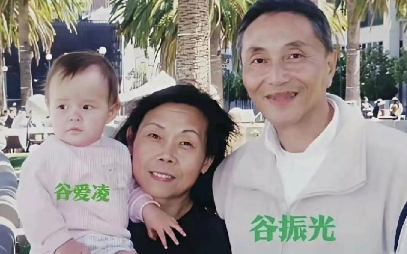 谷爱凌喊姥姥叫“奶奶”，这事听着普通，但细想挺有意思。她从小跟妈妈、姥姥、姥爷一