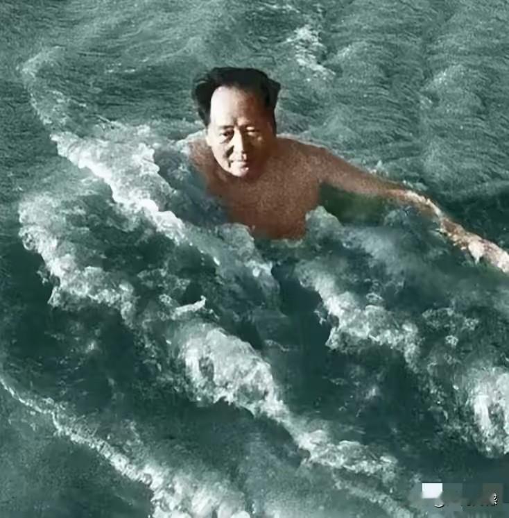 老人家游泳的画面，每一次看到，都会备受鼓舞，非常的振奋，老人家一生喜欢在大江大河