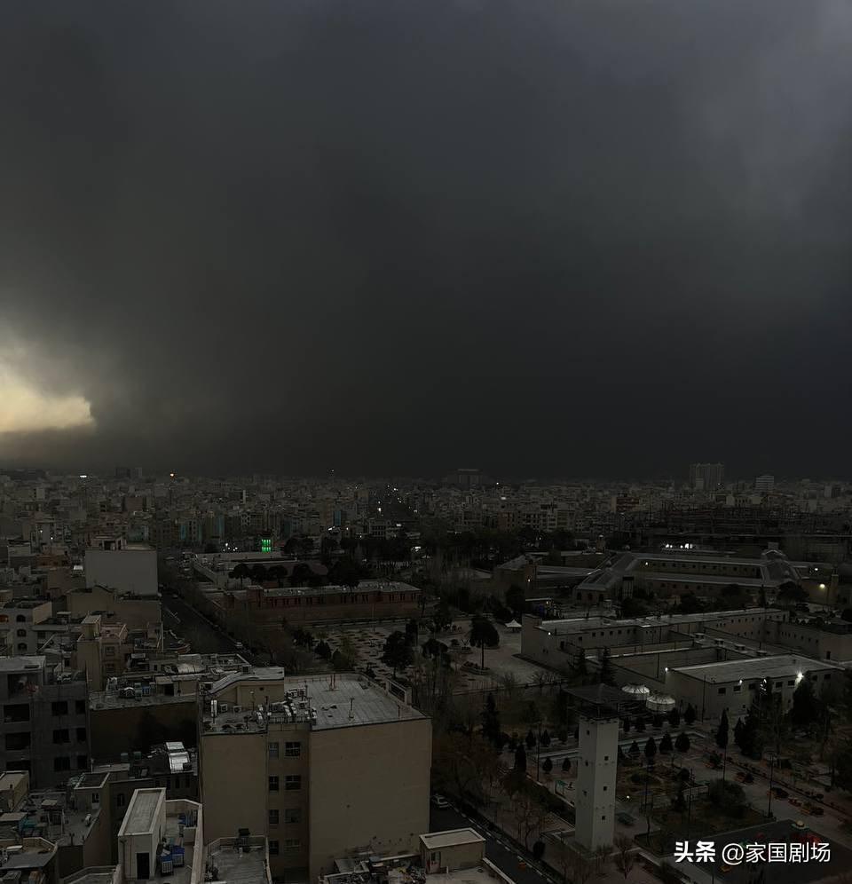 由于多个油库昨晚被炸，今天德黑兰正在下石油雨，这是早上十点的情景
来源：Reru