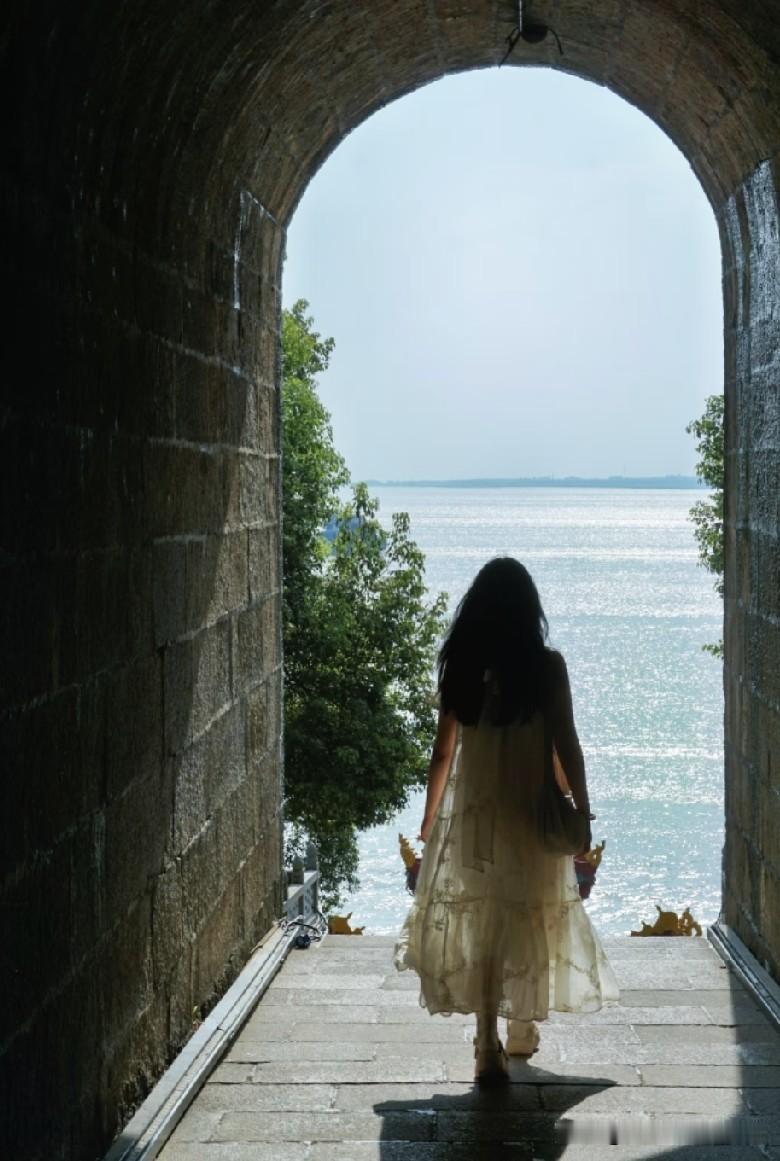 近日，湖南一位33岁的已婚女士很是苦恼，不知要不要离婚的苦恼。

她与老公在五一