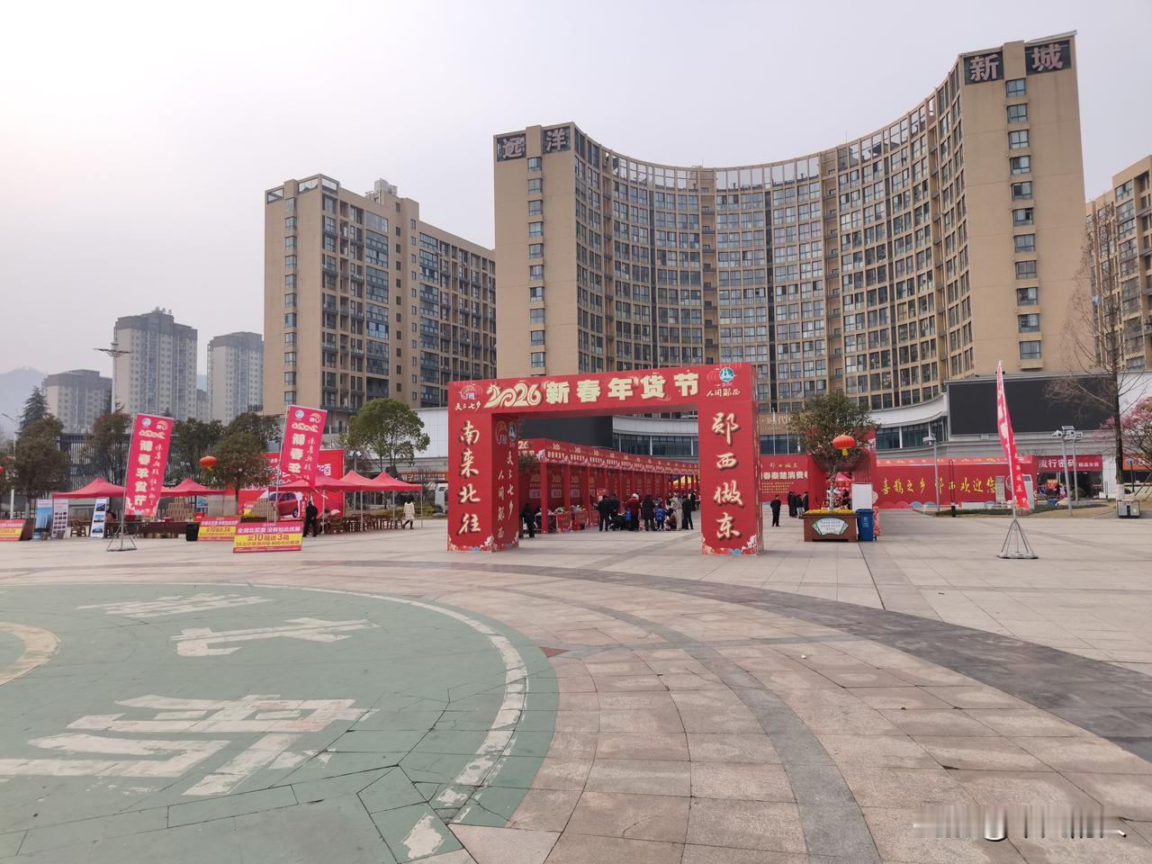 年味儿那肯定是有的，像年货、对联、灯笼，这些可都是过年必备！
临近春节，置办年货