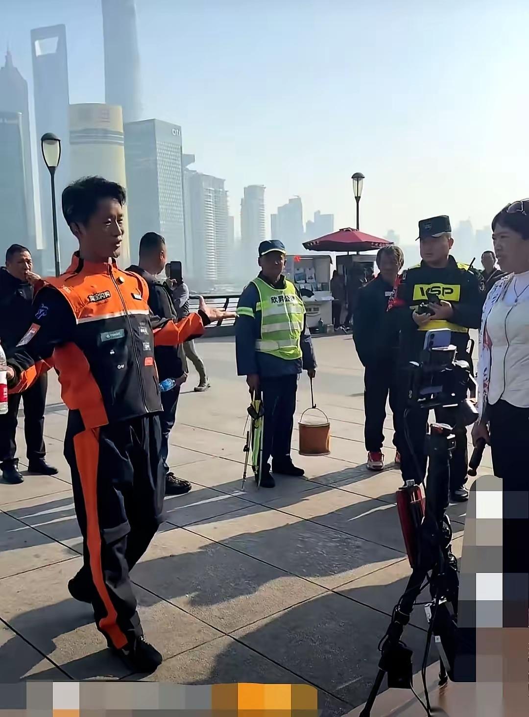 上海外滩主播叫嚣“人肉工作人员”，直播间1.9万人撑场，结果被JC叔叔秒怂，这嘴