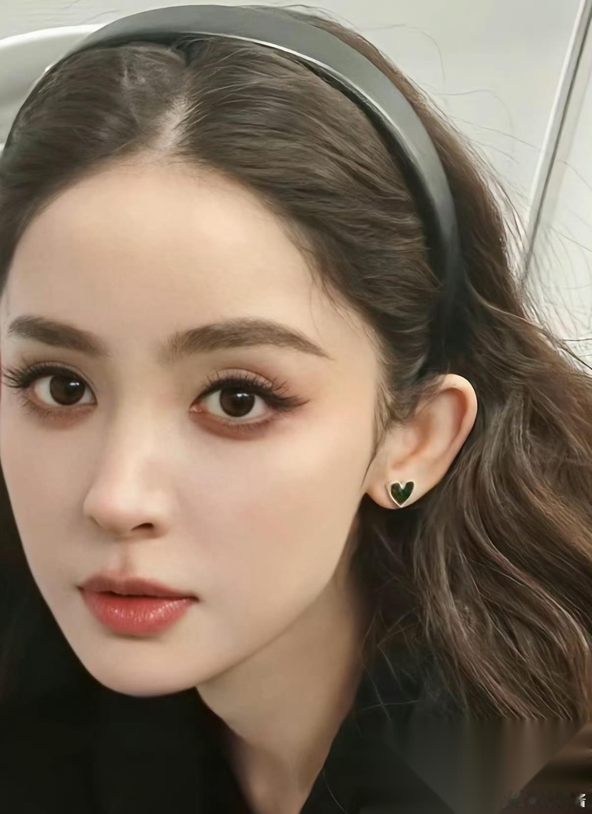 你们谁还记得上个月娜扎戴纱布走红毯那事？ 我当时刷到照片还搁那乐，跟闺蜜说这造型