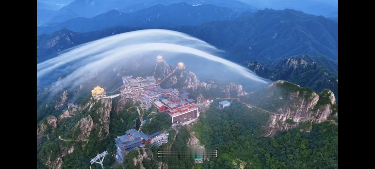 今天必须跟大家分享我手机里老君山“灵气罩”的照片！这照片可是来自“航拍男孩”魏暐