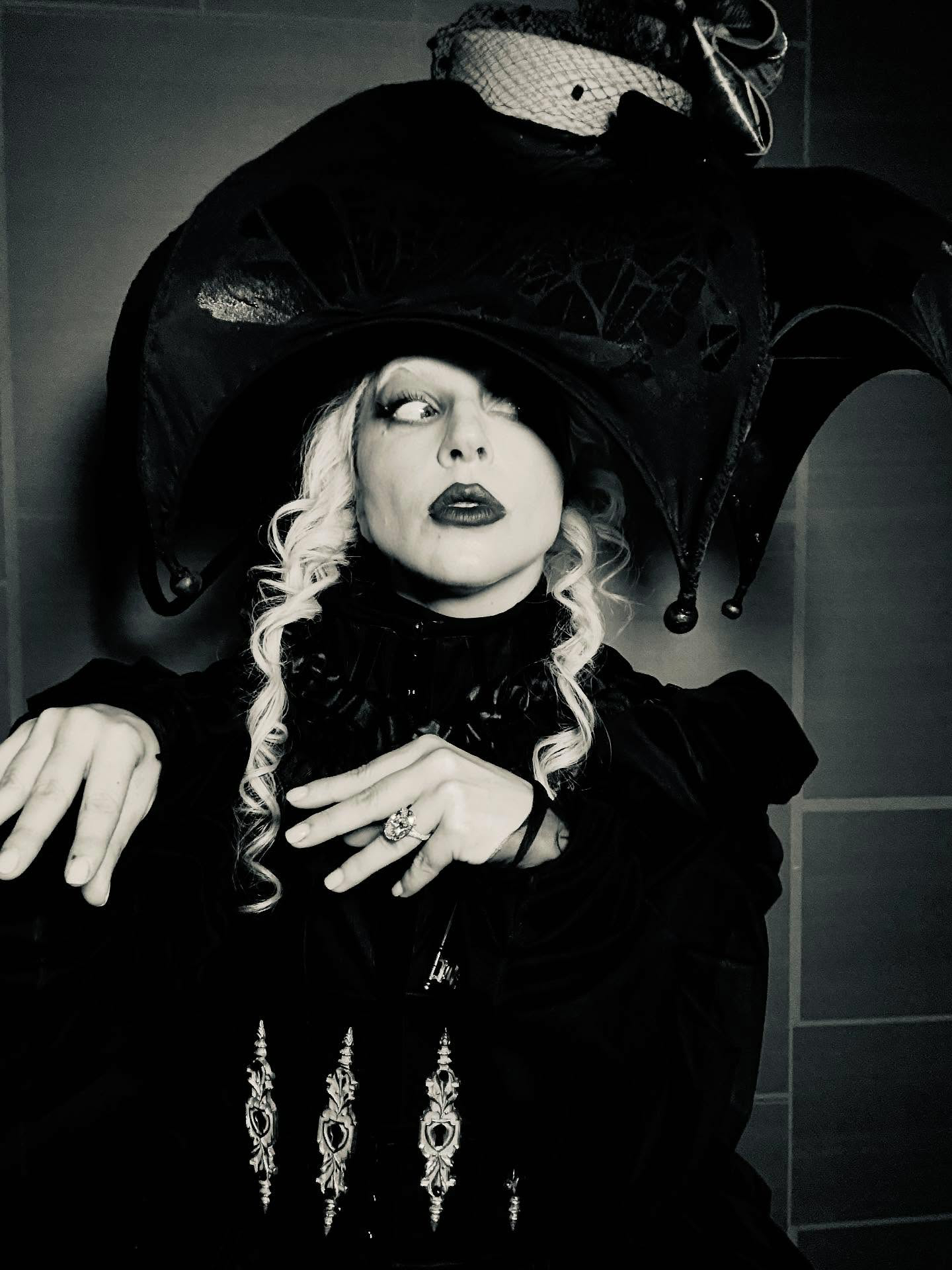 酷！Lady GagaLadyGaga曝光客串星期三第二季新写真！Gaga献唱的