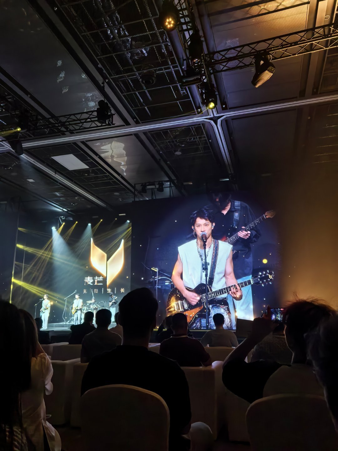 来参加麦芒30 手机发布会开场就是演唱会，好看(๑• . •๑)#千元档全能手机