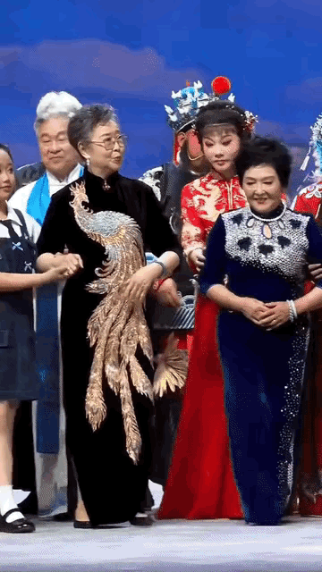 河南曲剧百年谢幕！视频真相！

几十岁了，还在抢这个所谓的“C位”？

一个高老