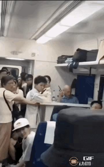 女从上车一直把脚放到男的面前，男的说了几次无果后实在受不了就打了女的一巴掌，全车