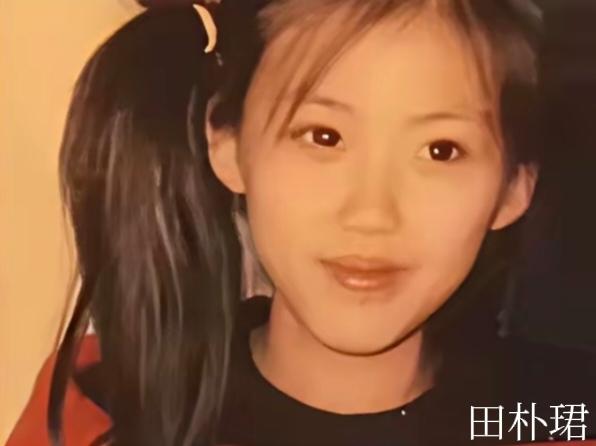 青涩时光的田朴珺，
和奶茶妹妹，
傻傻的分不清。
最像的，
是那一双含笑的眼睛，