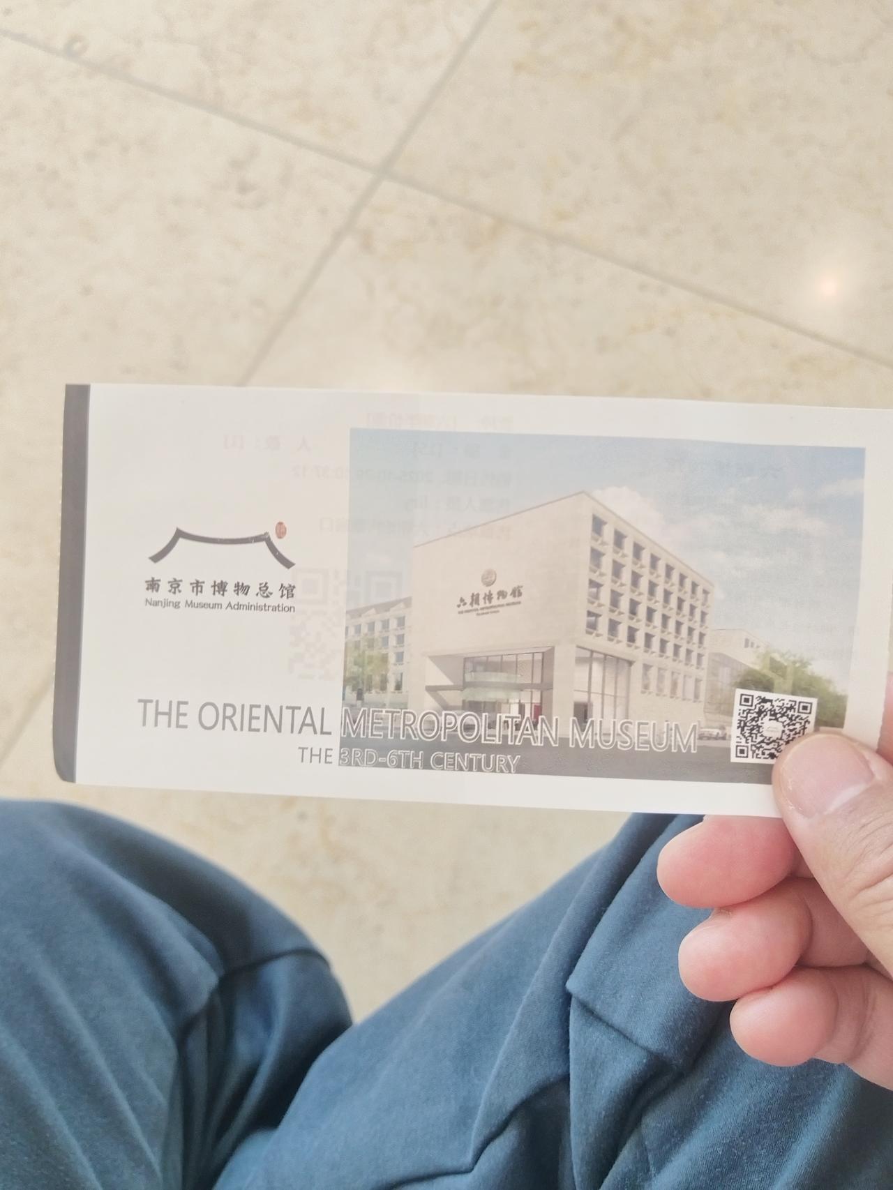 南京真是穷疯了，昨天去灵谷寺，要买票，那可是“国民革命军阵亡将士”灵堂，今天到六