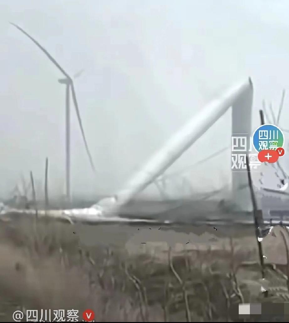近日，辽宁铁岭夜里刮起7-8级大风，本该靠风发电的风力发电机，居然直接被风吹断塔