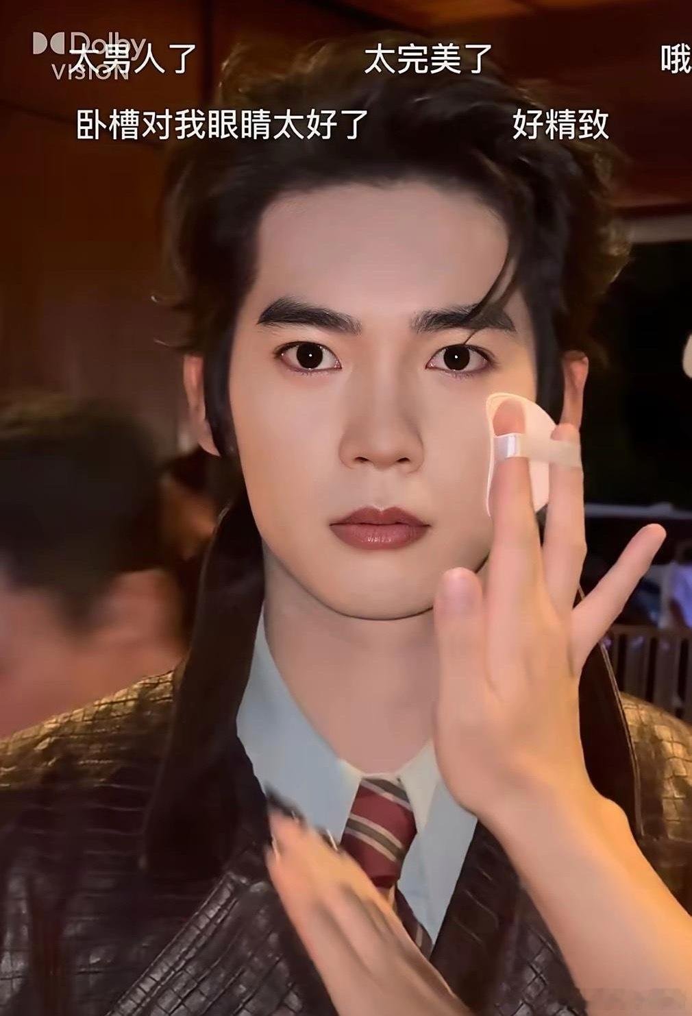 不懂就问，这张脸是怎么能做到既精致又不娘的？ ​​​