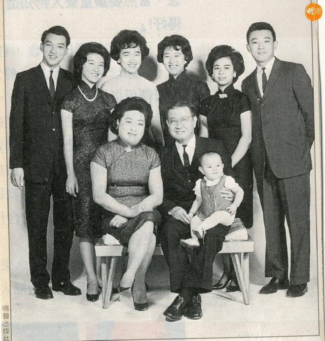 董建华先生，香港第一任特首。当年香港顺利回归，落地一国两制，他付出了非常多心血。
