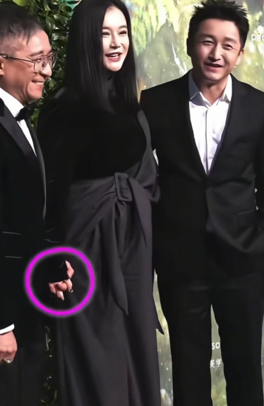 冉莹颖这是在干嘛？？？
左手揽着邹市明，右手直接和别的男人十指紧扣了[捂脸][捂