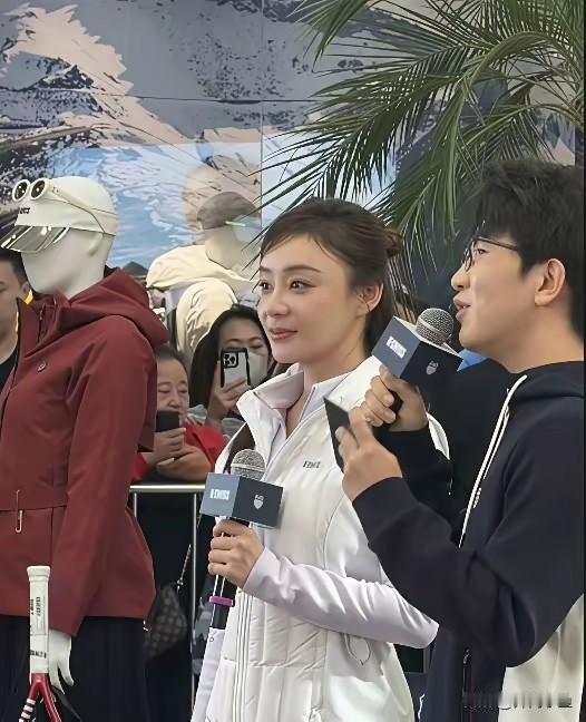 袁姗姗现身品牌线下活动，状态自然大方！

一身白色轻薄运动外套搭配百褶短裙，清爽