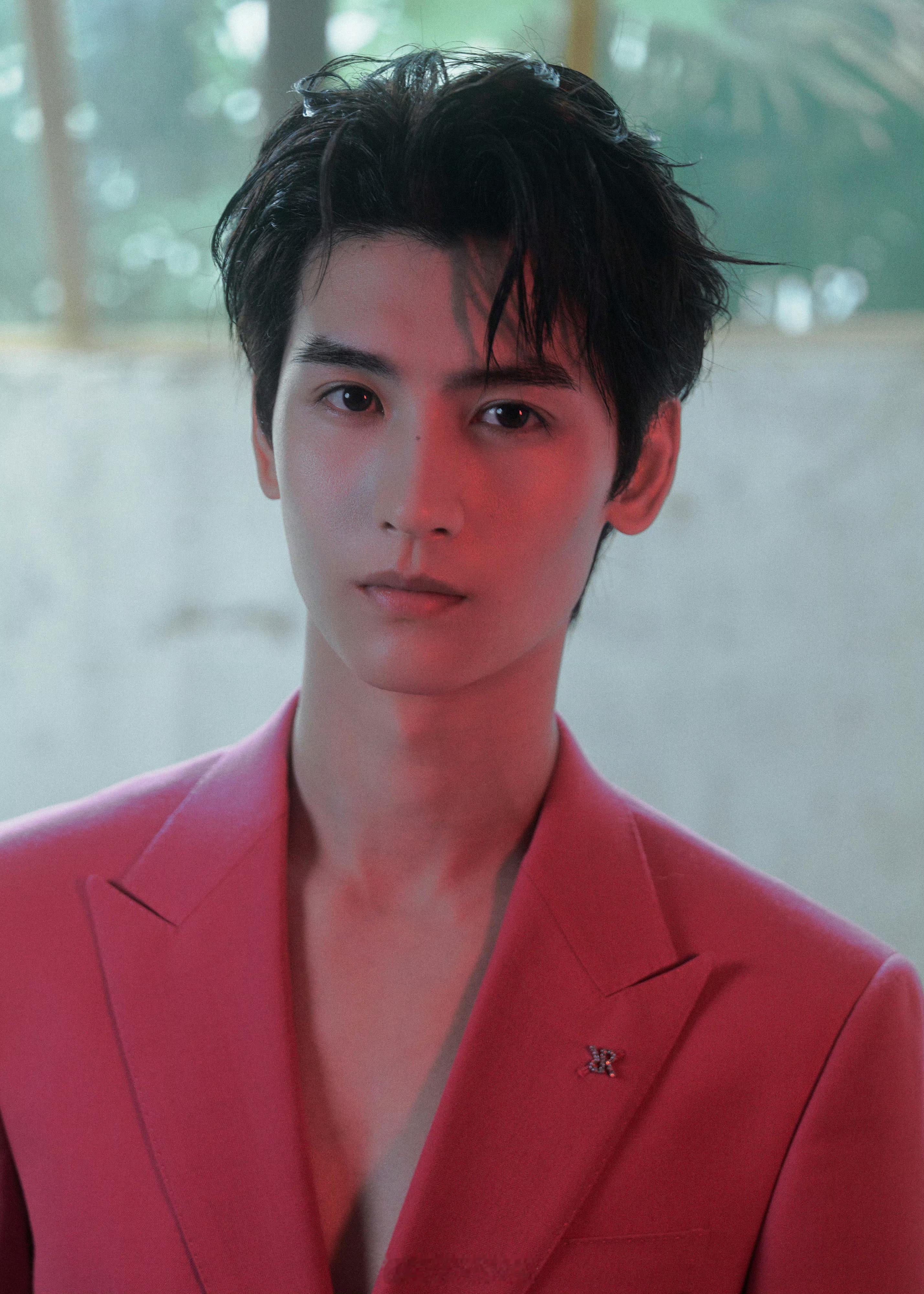 黄俊捷深V完全是主人级别欲露不露，若隐若现最迷人 ​​​