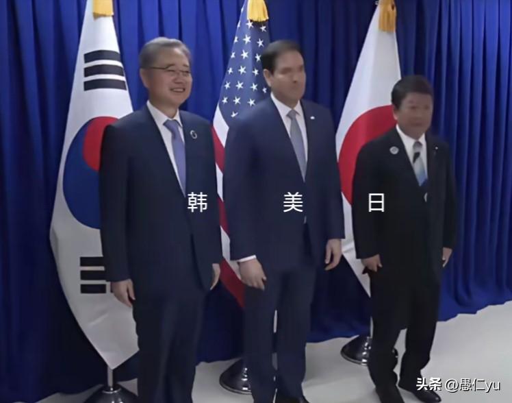 这个画面人物很有意思，他们的会谈更值得关注。
从左至右：
韩国外长       