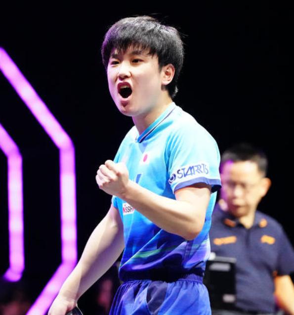 张本智和3:0拿下林德后，大概率与周启豪相遇！
今天周启豪也很强，
3:2战胜了