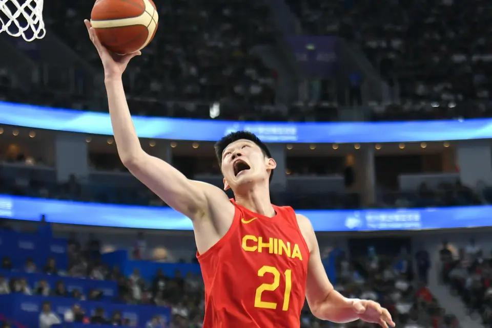 媒体人王健透露，FIBA官方更新中国男篮亚洲杯12人大名单，徐杰和张宁不在列。1