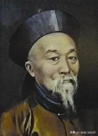 1875年，李鸿章求见慈禧，被太监李莲英拦在门外。李鸿章盛气凌人地怒斥道：“区区