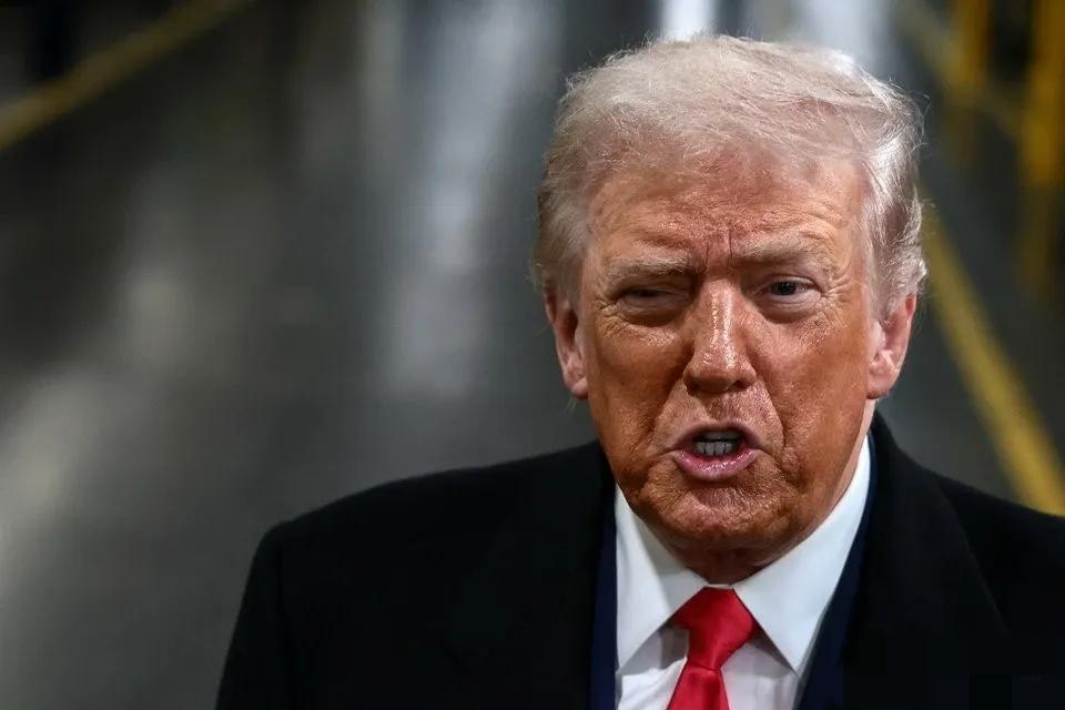 特朗普今天发文说：“应伊朗政府请求，特此声明：我将暂停摧毁能源设施的行动，期限延