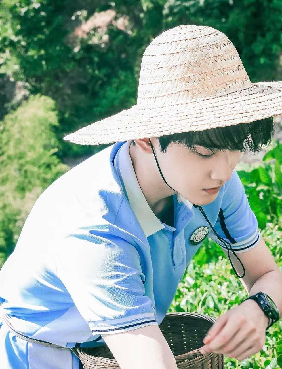 内娱适合演穷学生的男星刷到网友评论说周柯宇好适合演穷人哈哈哈，把这个刚到别人家的