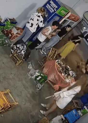 一个下手狠一个没脑子。
饭局上，一个女生不知什么原因惹怒了男子，男子抄起凳子就往