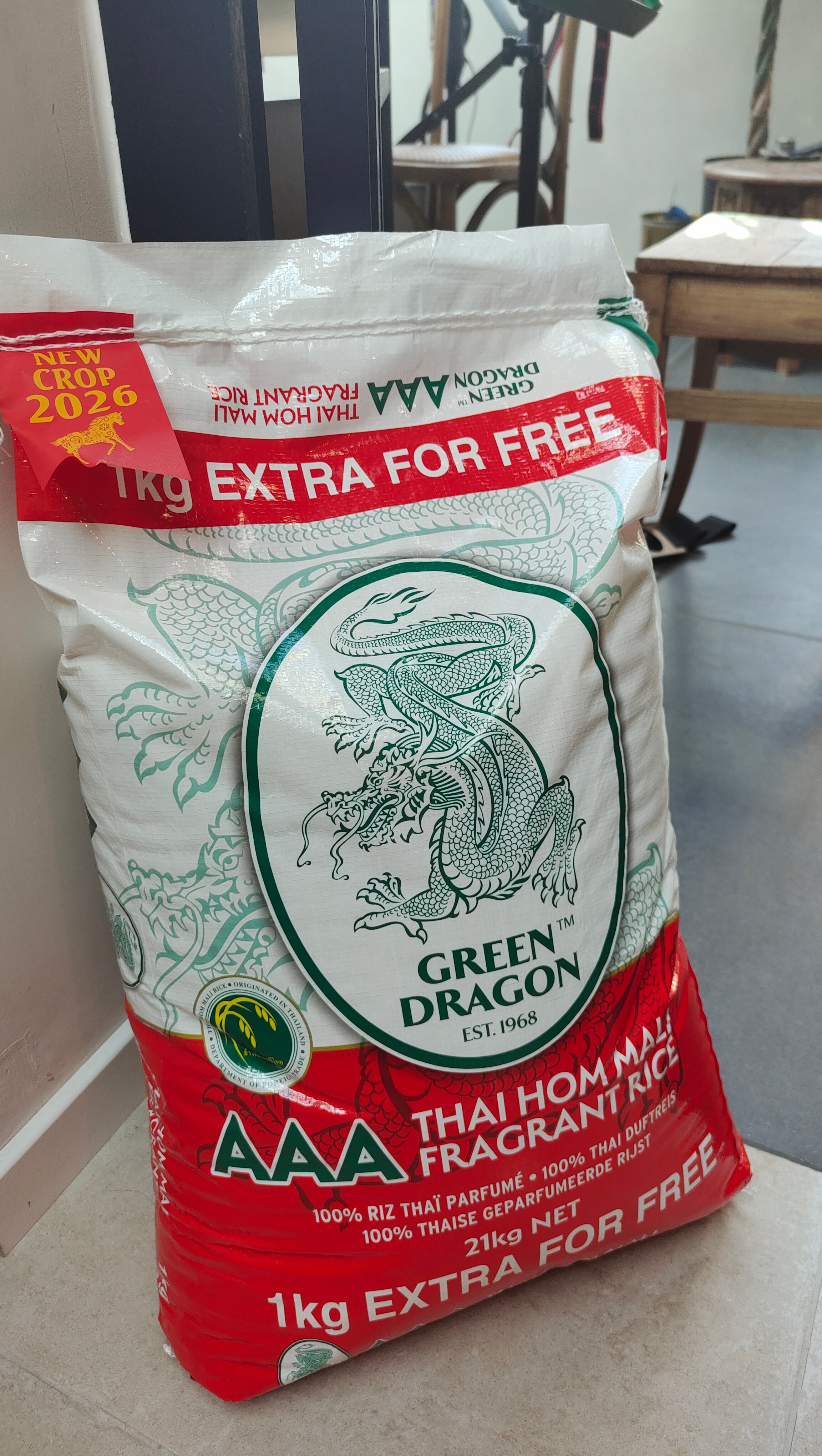 今年地里的番茄大部分不好吃，舍得做番茄炒蛋，豆角又能炒一盆，稀奇的是炒鸭血。因为