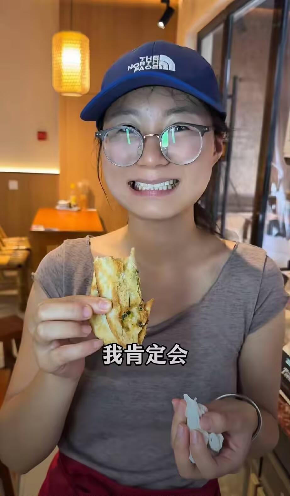 “这个女的火了！”江苏无锡，18岁女孩去饭店打暑假工，和老板商量好的，每天工作8