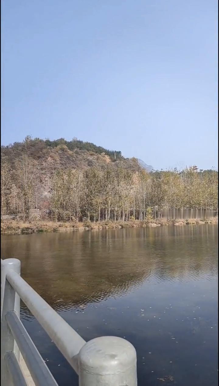 密云北庄清水河畔边上修的栈道，流水四面环山。这套是密云北庄的精装修的小院，徽派风