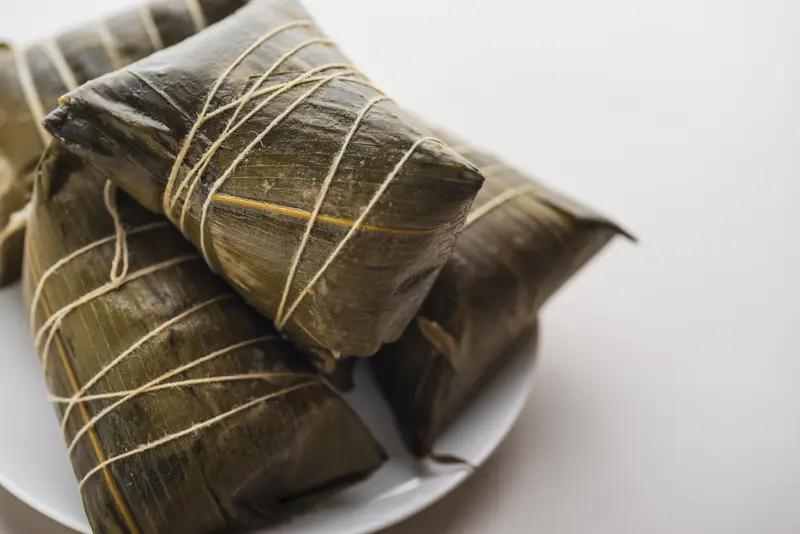 ️ 常温放粽，半天就馊。尤其是肉粽、蛋黄粽，室温下变质速度比你想象的快得多。生粽