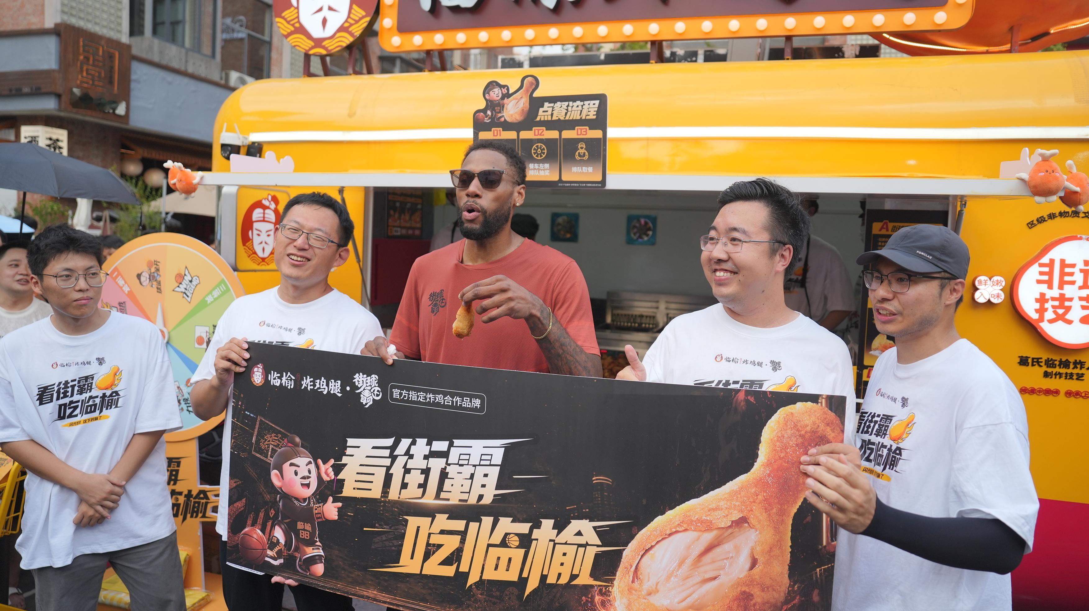 中国女婿马布里成都吃中式炸鸡马布里现身成都东郊记忆终于懂为什么观赛必吃炸鸡！热血