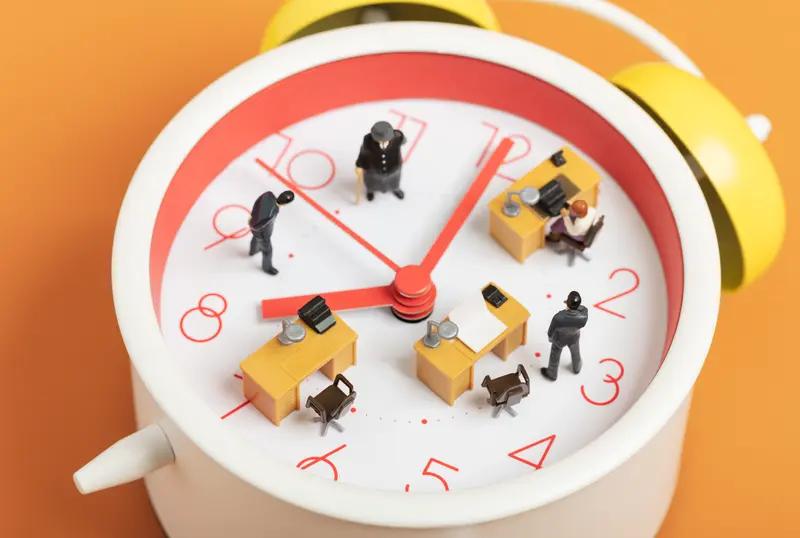 职场管理心得：昨天办离职，员工当众问能否早走。我提醒他考勤规则，他当晚竟又补打了