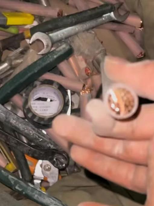 电不长眼，你得长心！

电业行家，何惧之有？

并非技艺不精湛，实则是心防有懈怠