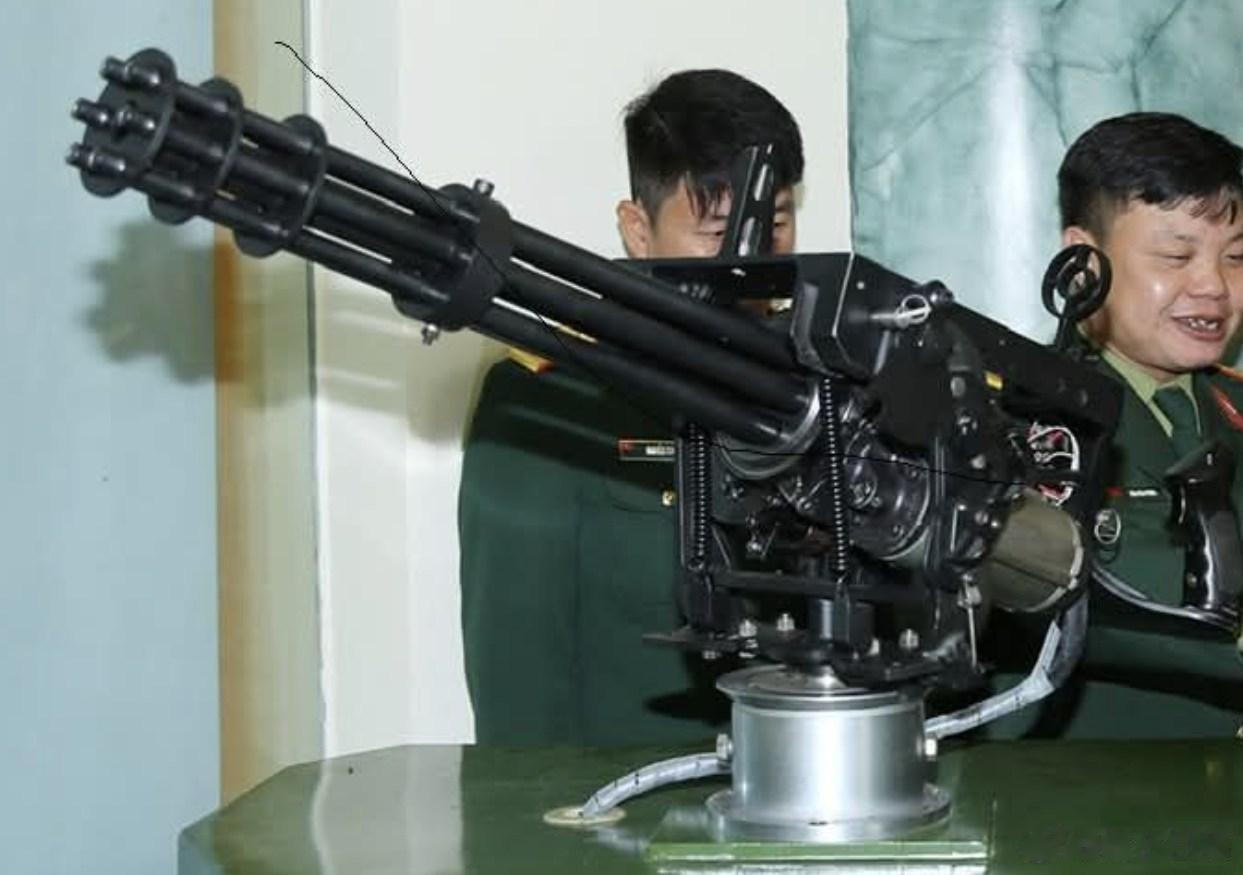 越南制造的加特林机枪，它们应该很兴奋，终于能自己造加特林了[呲牙]你看那嘴咧的