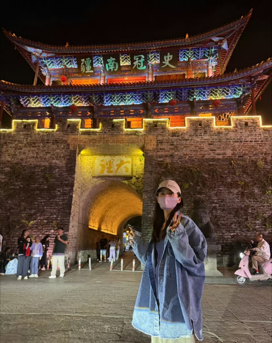 给路人打码，这动作看着简单，背后却是顶级的教养与分寸感！在镜头无孔不入的今天，路